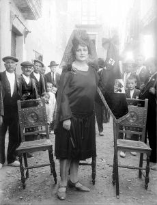 La madrina con el banderín bendecido apreciándose el escudo de Belmonte. Año 1926. Foto Cándido Angosto. Cedida por Cándido Angosto