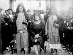 La madrina y su corte de honor rodeadas de somatenistas y numerosos niños. Al fondo el maestro Federico Mínguez. Año 1926. Foto Cándido Angosto. Cedida por Cándido Angosto